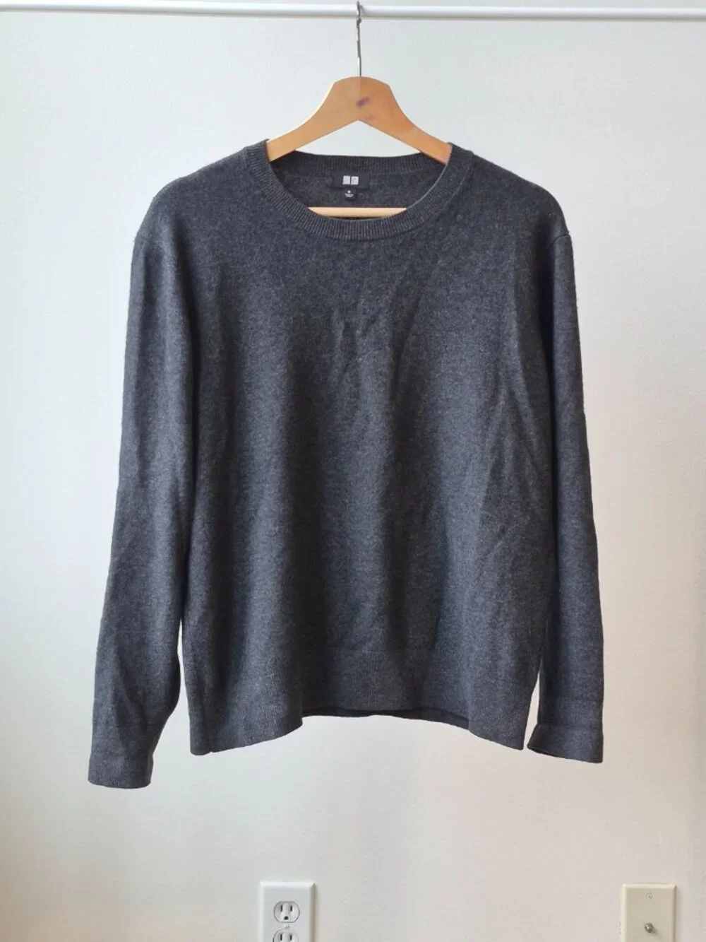 Uniqlo Men’s M Charcoal Gray 100% Cashmere Crew Neck Sweater Pullover